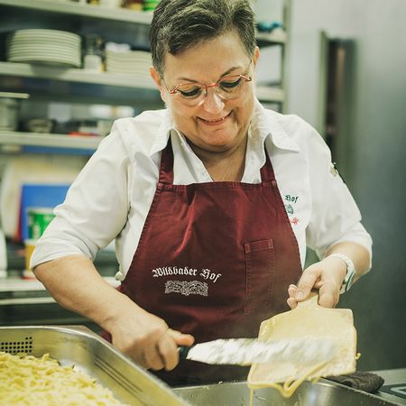 Frau Dagne Pfeiffer bereitet in der Küche etwas zu